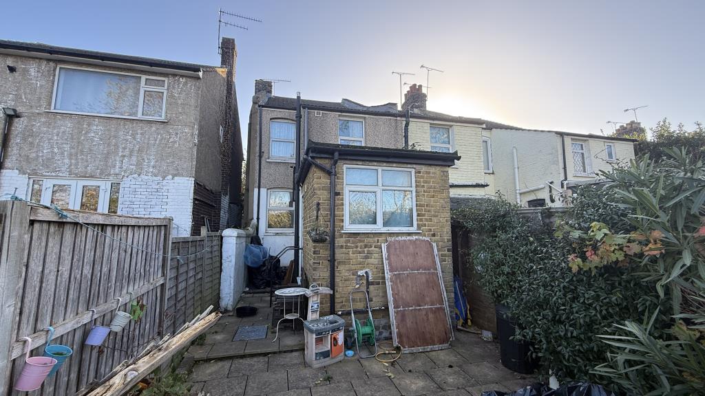 Lot: 147 - HOUSE IN NEED OF IMPROVEMENT WITH RENTAL POTENTIAL - External image of rear of property